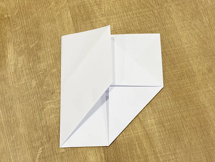 不要な紙を使ってゴミ箱を作っている画像（撮影：grapeライフハック編集部）