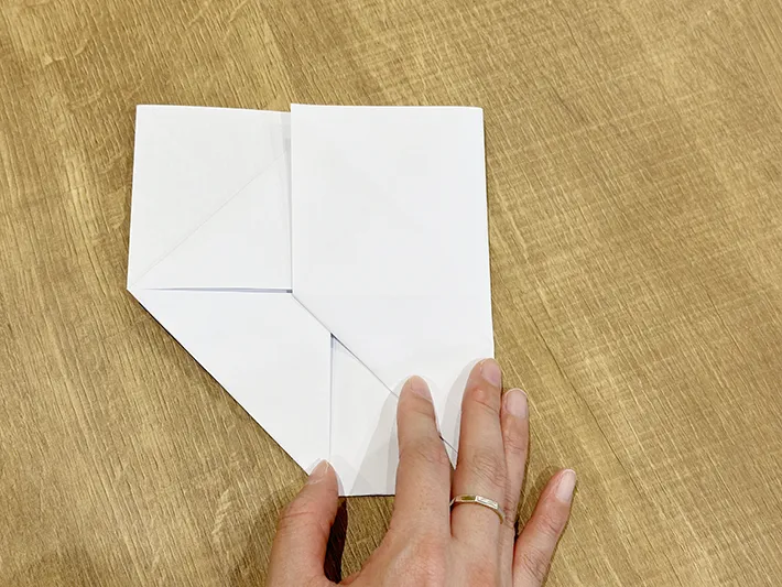 不要な紙を使ってゴミ箱を作っている画像（撮影：grapeライフハック編集部）