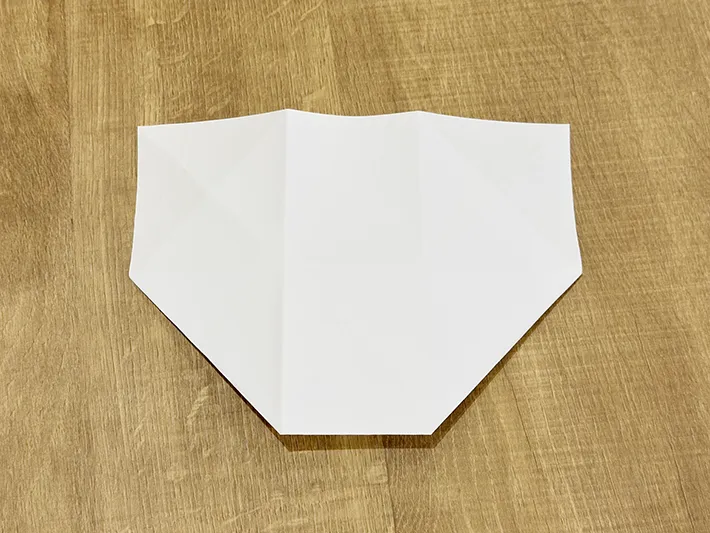 不要な紙を使ってゴミ箱を作っている画像（撮影：grapeライフハック編集部）