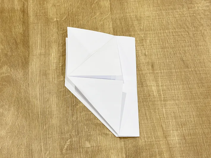 不要な紙を使ってゴミ箱を作っている画像（撮影：grapeライフハック編集部）