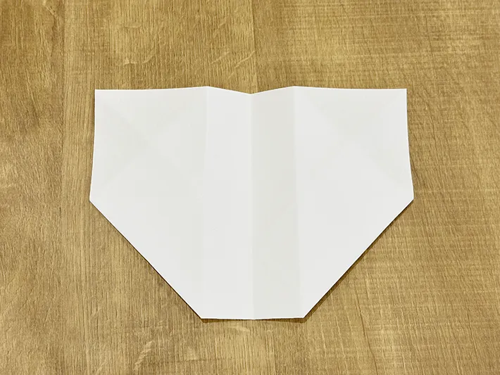 不要な紙を使ってゴミ箱を作っている画像（撮影：grapeライフハック編集部）