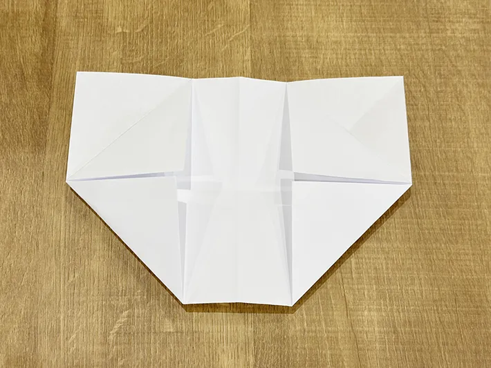 不要な紙を使ってゴミ箱を作っている画像（撮影：grapeライフハック編集部）