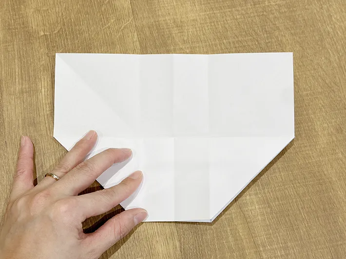 不要な紙を使ってゴミ箱を作っている画像（撮影：grapeライフハック編集部）