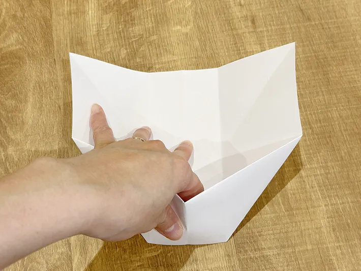 不要な紙を使ってゴミ箱を作っている画像（撮影：grapeライフハック編集部）