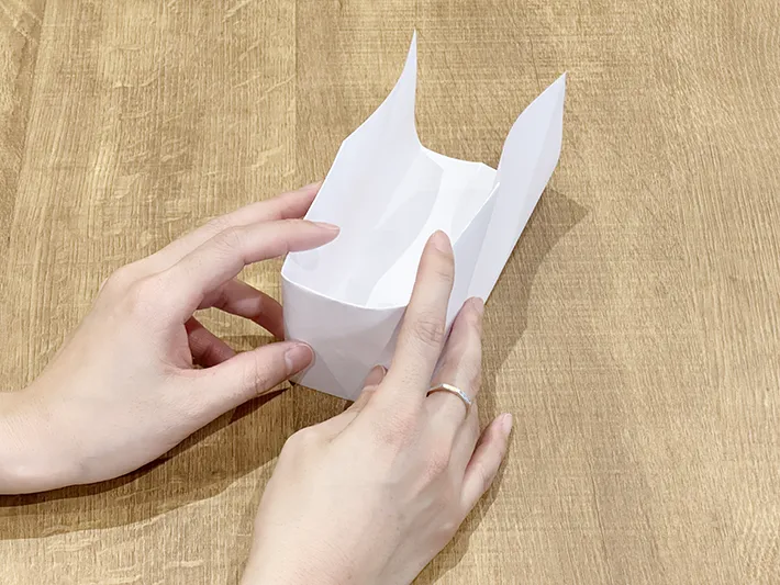 不要な紙を使ってゴミ箱を作っている画像（撮影：grapeライフハック編集部）