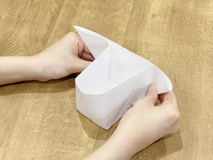 不要な紙を使ってゴミ箱を作っている画像（撮影：grapeライフハック編集部）