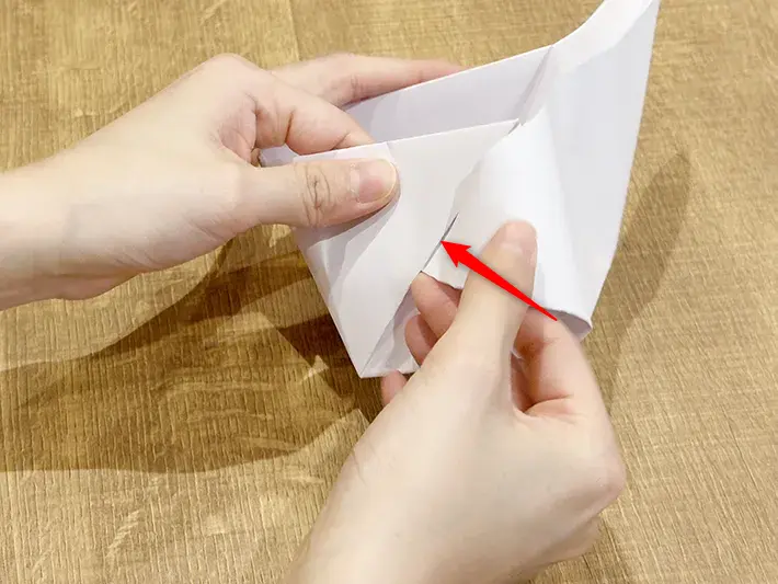 不要な紙を使ってゴミ箱を作っている画像（撮影：grapeライフハック編集部）