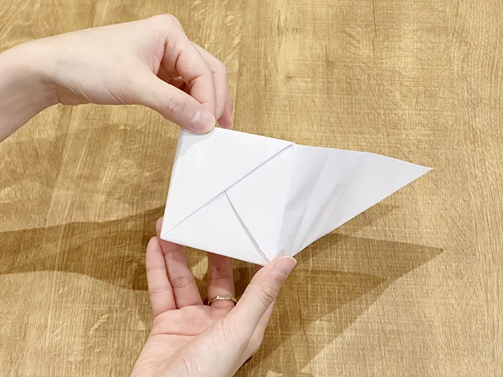 不要な紙を使ってゴミ箱を作っている画像（撮影：grapeライフハック編集部）