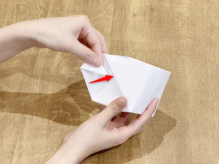 不要な紙を使ってゴミ箱を作っている画像（撮影：grapeライフハック編集部）