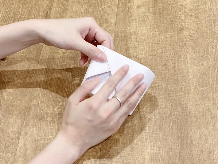 不要な紙を使ってゴミ箱を作っている画像（撮影：grapeライフハック編集部）