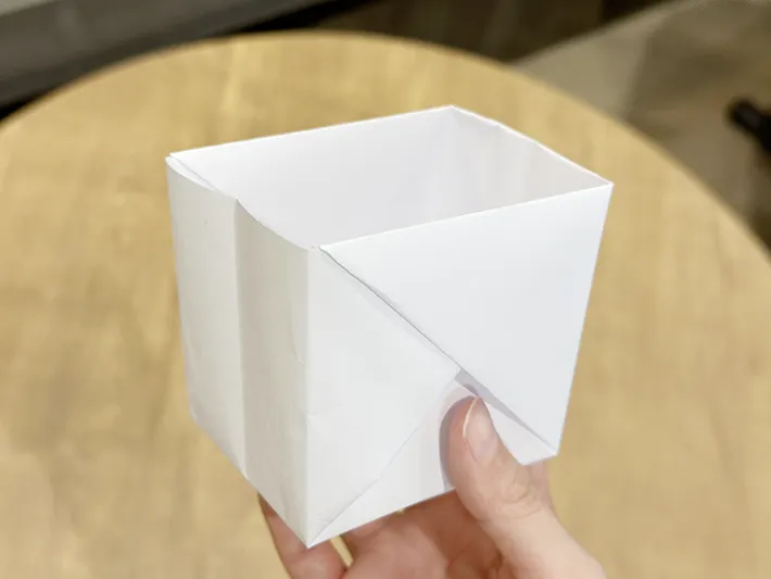 不要な紙を使ってゴミ箱を作っている画像（撮影：grapeライフハック編集部）