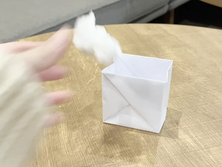 不要な紙を使ってゴミ箱を作っている画像（撮影：grapeライフハック編集部）