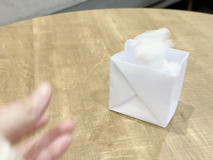 不要な紙を使ってゴミ箱を作っている画像（撮影：grapeライフハック編集部）