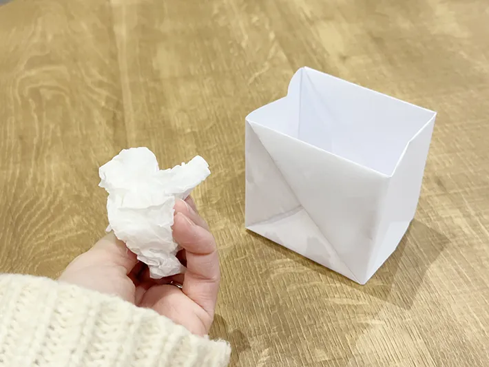 不要な紙を使ってゴミ箱を作っている画像（撮影：grapeライフハック編集部）