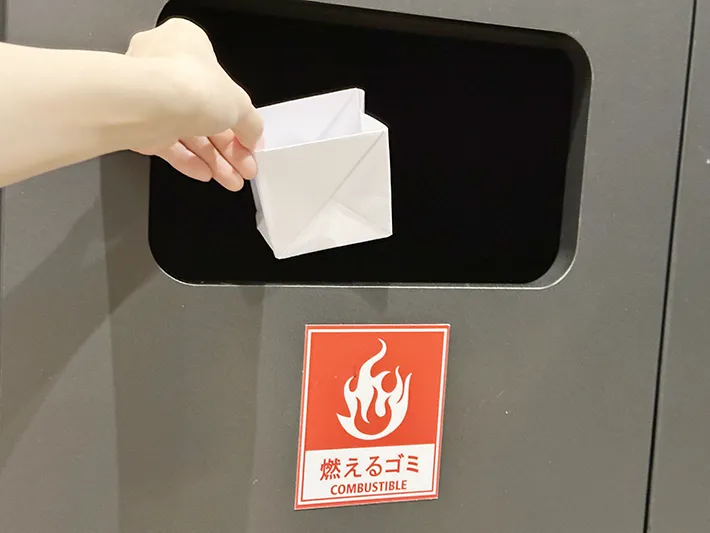 不要な紙を使ってゴミ箱を作っている画像（撮影：grapeライフハック編集部）