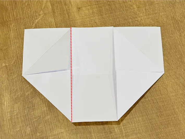 不要な紙を使ってゴミ箱を作っている画像（撮影：grapeライフハック編集部）