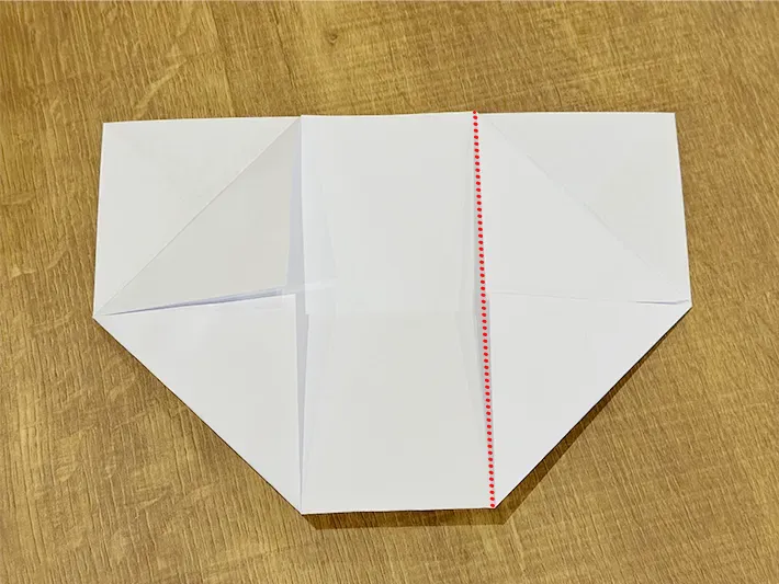 不要な紙を使ってゴミ箱を作っている画像（撮影：grapeライフハック編集部）