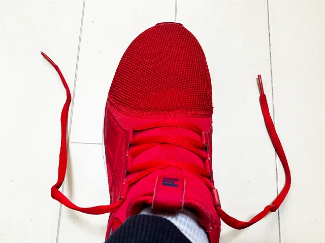 靴紐を垂らした状態（撮影：grapeライフハック編集部）