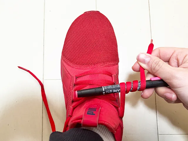 靴紐をペンに巻きつけた状態（撮影：grapeライフハック編集部）
