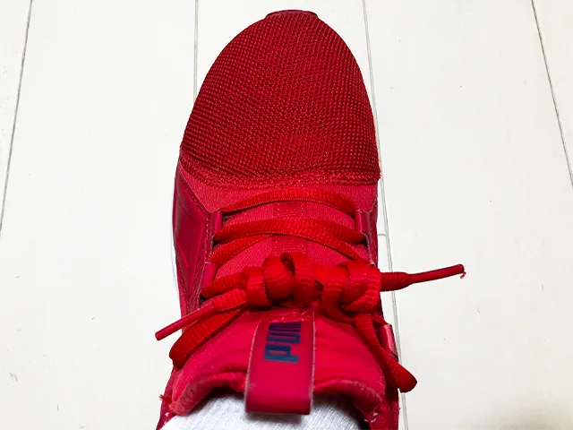 渦巻き状にした靴紐に先端を通した状態（撮影：grapeライフハック編集部）