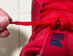 靴紐を渦巻き状する場面（撮影：grapeライフハック編集部）