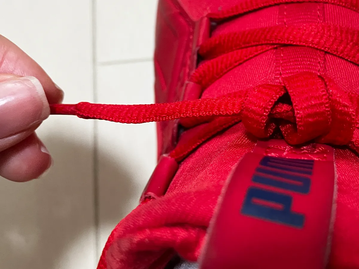 靴紐を渦巻き状する場面（撮影：grapeライフハック編集部）