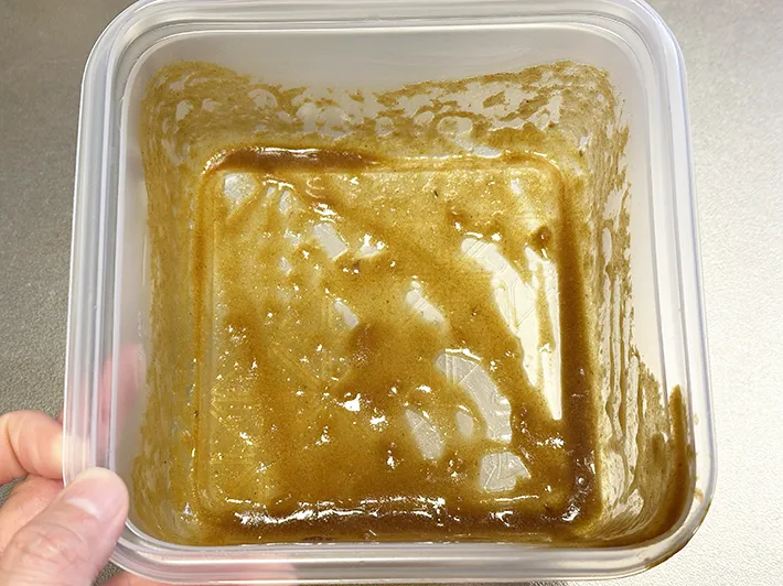 プラ容器がカレーでギトギトに汚れている画像（撮影：grapeライフハック編集部）