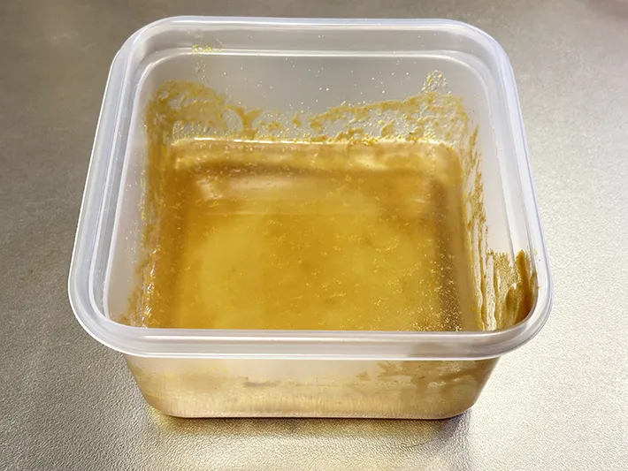 汚れたプラ容器にぬるま湯を入れている画像（撮影：grapeライフハック編集部）