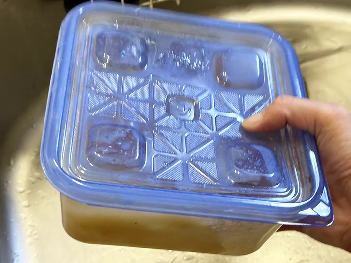 プラ容器に蓋をし、振っている画像（撮影：grapeライフハック編集部）