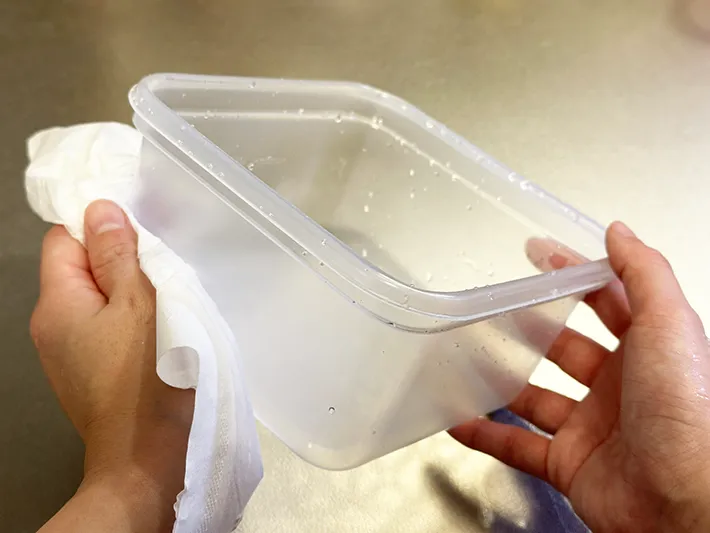 プラ容器を拭き上げている画像（撮影：grapeライフハック編集部）