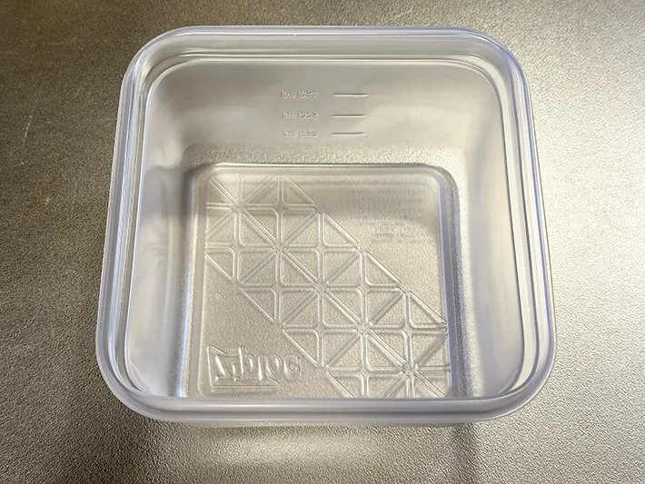 プラ容器を拭き上げた画像（撮影：grapeライフハック編集部）