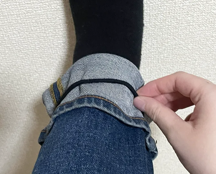 デニムジーンズの裾にヘアゴムをつける写真（撮影：grapeライフハック編集部）