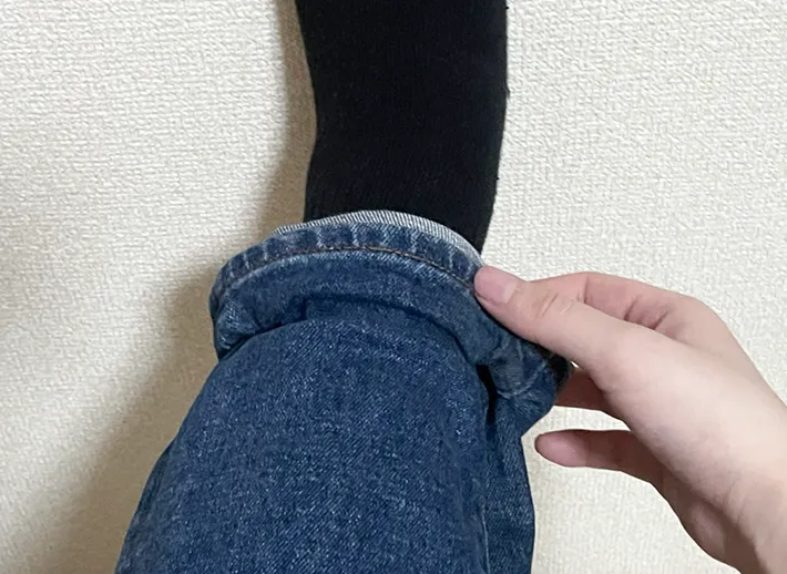 デニムジーンズの裾をヘアゴムに合わせて折る（撮影：grapeライフハック編集部）