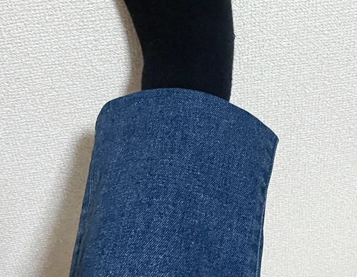 デニムジーンズの裾をヘアゴムに合わせて内側に折り込む写真（撮影：grapeライフハック編集部）