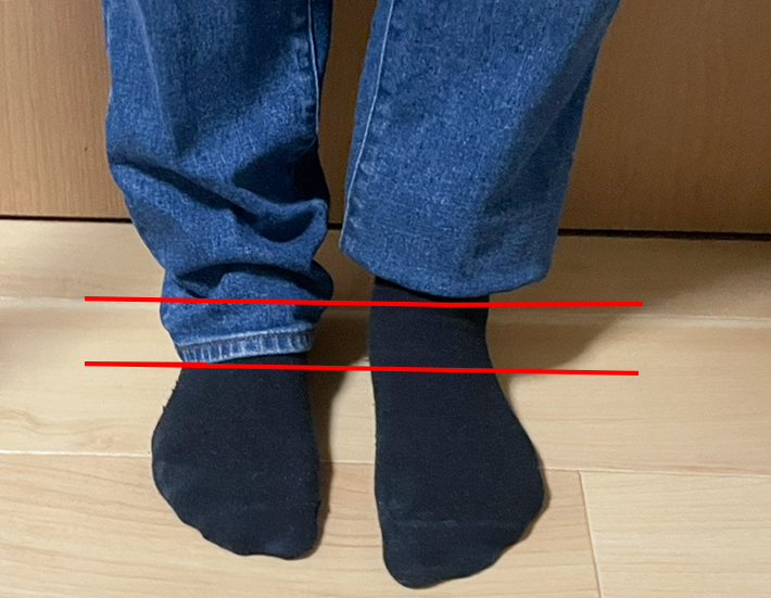 裾の上がったデニムジーンズの写真（撮影：grapeライフハック編集部）