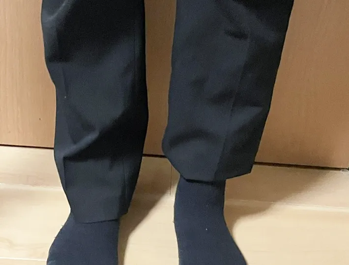 裾の上がったスラックスの写真（撮影：grapeライフハック編集部）