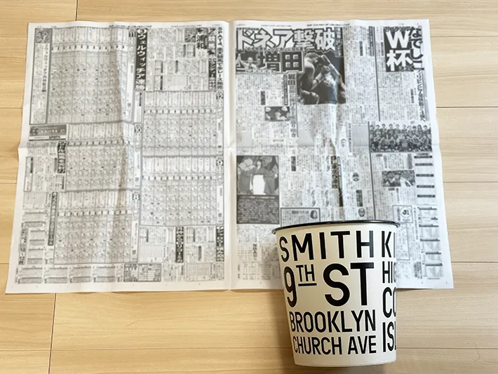 広げた新聞紙の上にゴミ箱を置いた画像（撮影：grapeライフハック編集部）