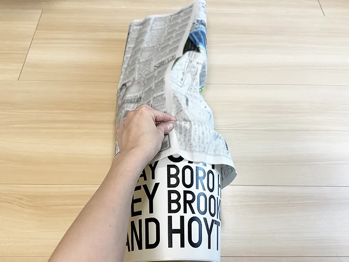 新聞紙をゴミ箱に巻きつけている画像（撮影：grapeライフハック編集部）