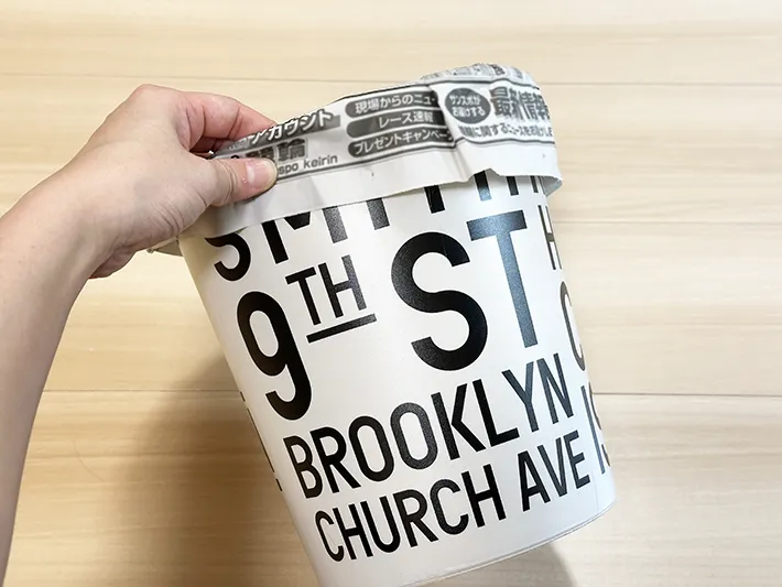 巻いた新聞紙の先端をゴミ箱の中に押し込み、ゴミ袋にした画像（撮影：grapeライフハック編集部）