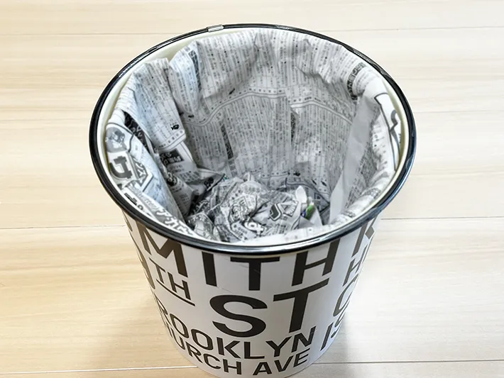 新聞紙で作ったゴミ袋を中に入れてスッキリさせた画像（撮影：grapeライフハック編集部）