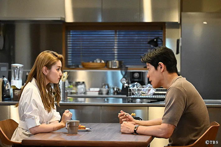 『リブート』に出演する鈴木亮平さんと上野鈴華さんが写る場面写真