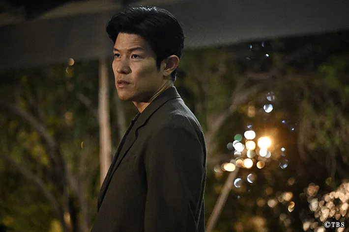 『リブート』に出演する鈴木亮平さんが写る場面写真