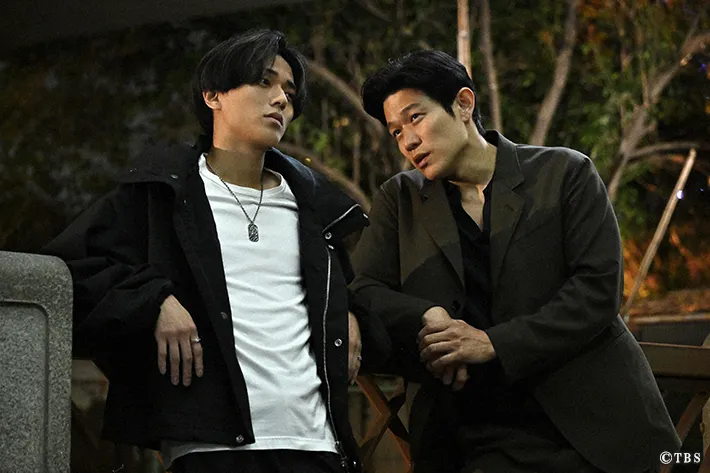 『リブート』に出演する鈴木亮平さんと永瀬廉さんが写る場面写真
