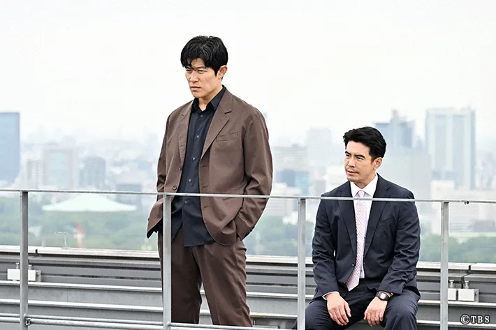 『リブート』に出演する鈴木亮平さんと伊藤英明さんが写る場面写真