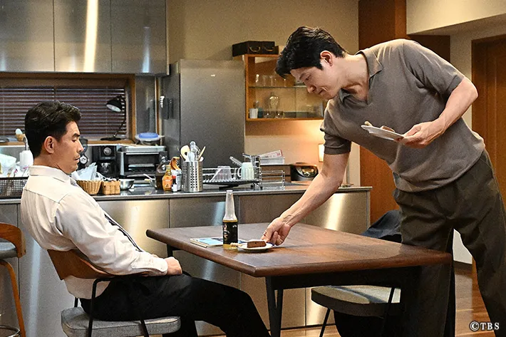 『リブート』に出演する鈴木亮平さんと伊藤英明さんが写る場面写真