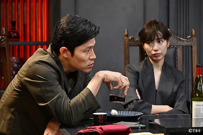 『リブート』に出演する鈴木亮平さんと戸田恵梨香さんが写る場面写真