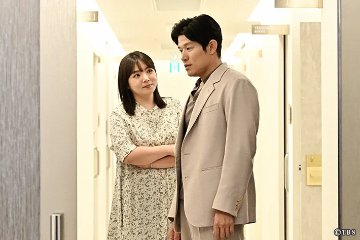 『リブート』に出演する鈴木亮平さんと野呂佳代さんが写る場面写真