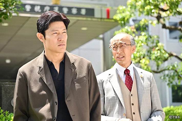 『リブート』に出演する鈴木亮平さんと酒向芳さんが写る場面写真