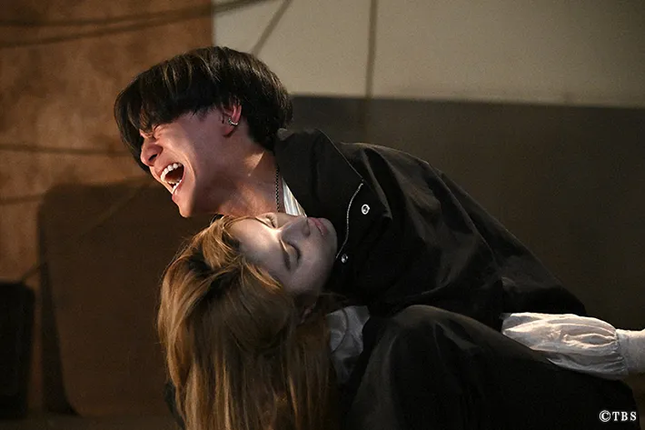 『リブート』に出演する永瀬廉さんと上野鈴華さんが写る場面写真