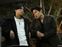 『リブート』に出演する鈴木亮平さんと永瀬廉さんが写る場面写真